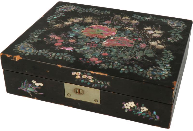 Een speeldoos van lakwerk en ingelegd parelmoer, inclusief parelmoer fiches. Japan, 20e eeuw.