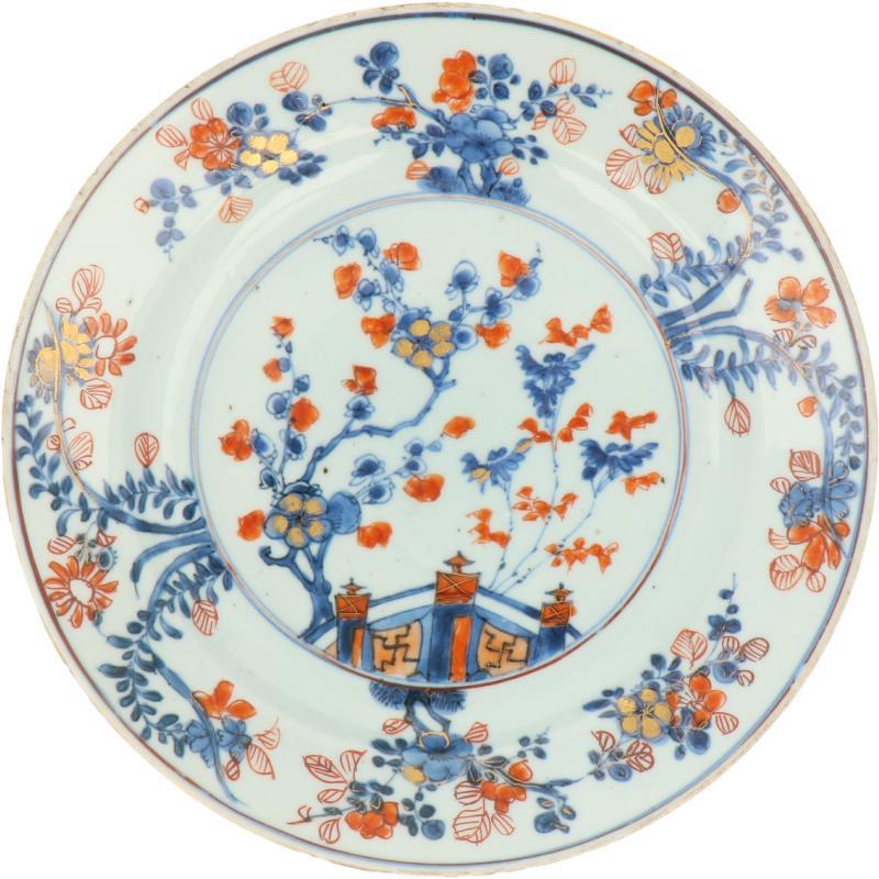 Een porseleinen bord met Imari decor. China, 18e eeuw.