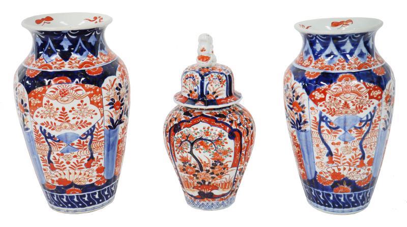 Een lot van porseleinen vazen met Imari decor. Japan, circa 1900.