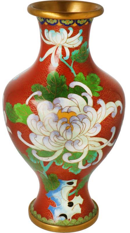 Een cloisonné vaas met bloemendecor. China, 2e helft 20e eeuw.