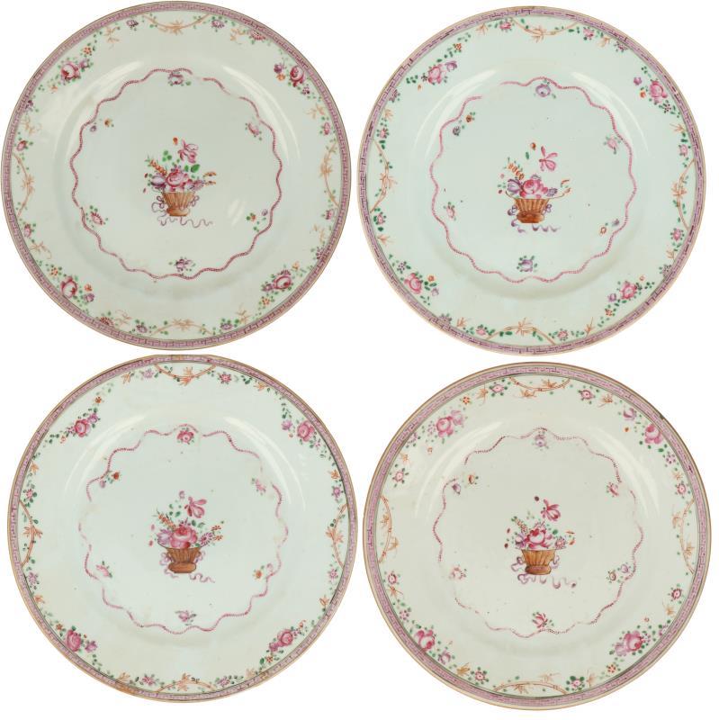 Een set van vier porseleinen borden met Famille rose decor. China, 18e eeuw.