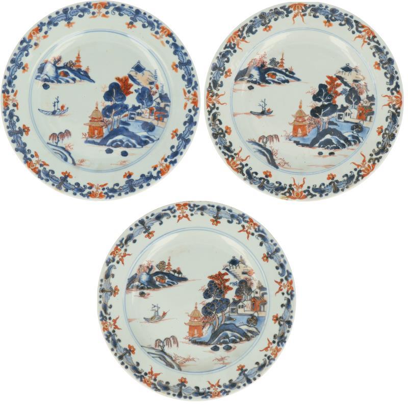 Een set van drie porseleinen borden met Imari decor. China, 18e eeuw.