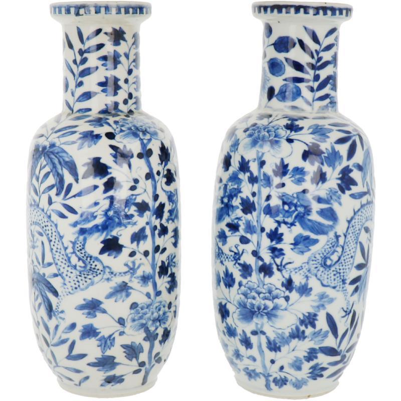 Een set van twee porseleinen vazen met blauwe draken en bloemen decor. Gemerkt Kangxi, China 19e eeuw.