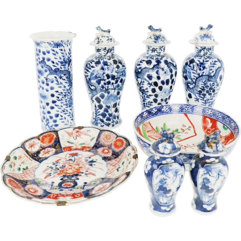 Een lot divers porselein w.o. vazen. China/Japan, 19e/20e eeuw.