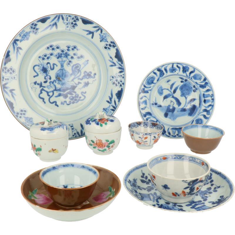 Een lot divers porselein w.o. borden en cups. China 18e/19e eeuw.