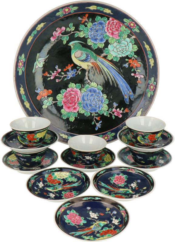 Een lot van porseleinen bordjes, cups en een schotel. Japan, 20e eeuw.