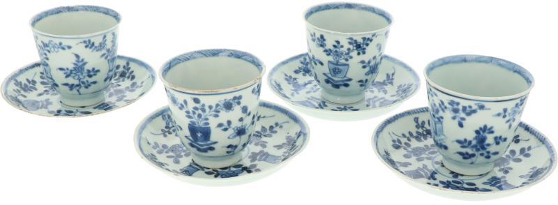 Een set van vier porseleinen kop en schotels met floraal bloemendecor. China, 18e eeuw.