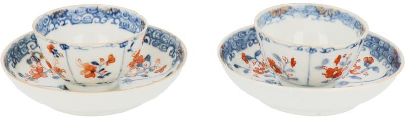 Een set van twee porseleinen kop en schotels met Imari decor.