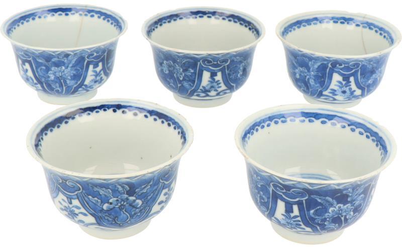 Een set van vijf porseleinen cups met floraal blauw decor. China, Kangxi.