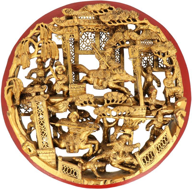 Een houten verguld Chinees snijstuk van strijders.
