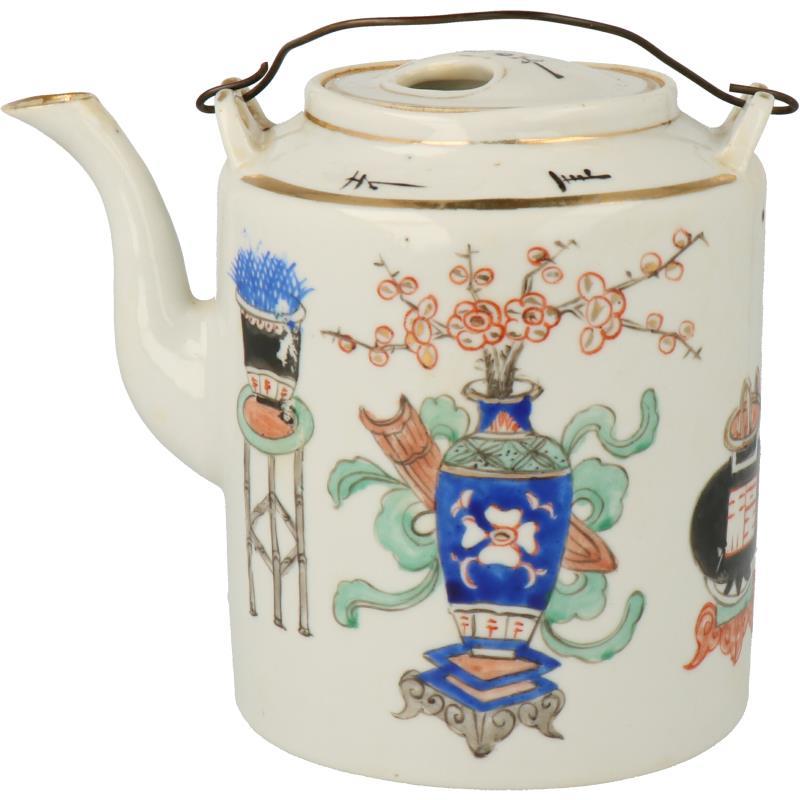 Een porseleinen theepot beschilderd met antieke kostbaarheden. China, 1e helft 20e eeuw.