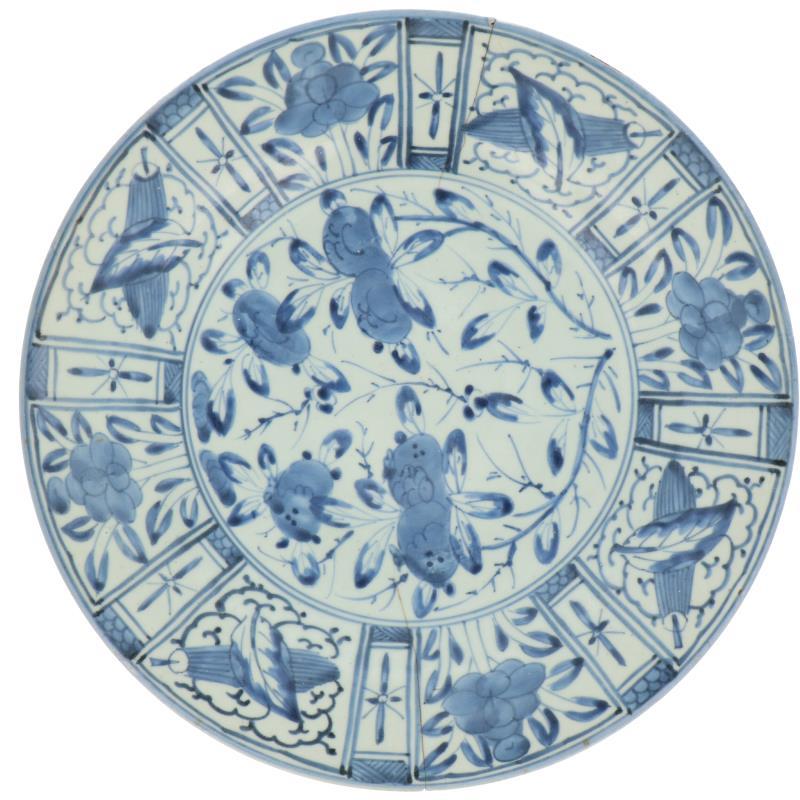 Een porseleinen Arita schotel met Wanli decor. Japan, circa 1800.