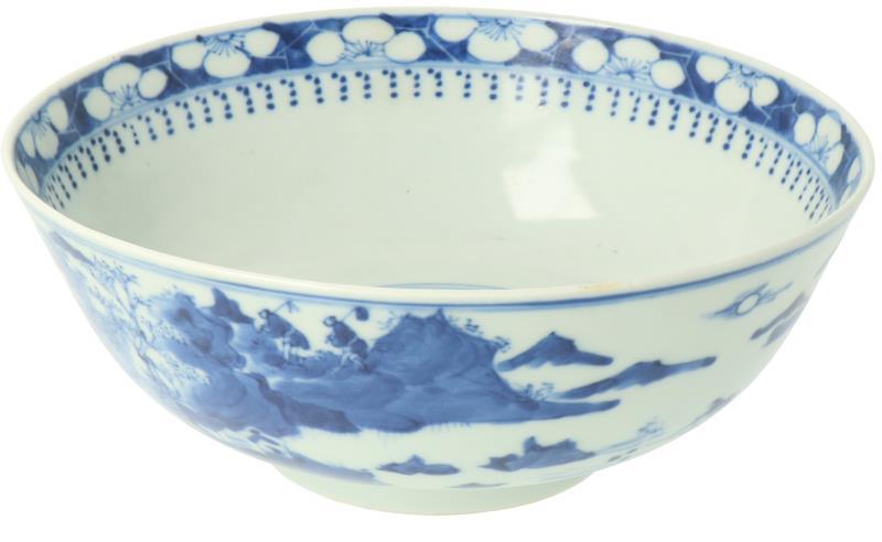 Een porseleinen kom met blauw landschapsdecor. China, circa 1800.