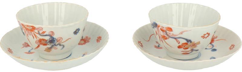Een set van twee gelobde porseleinen kop en schotels met Imari decor. China, 18e eeuw.