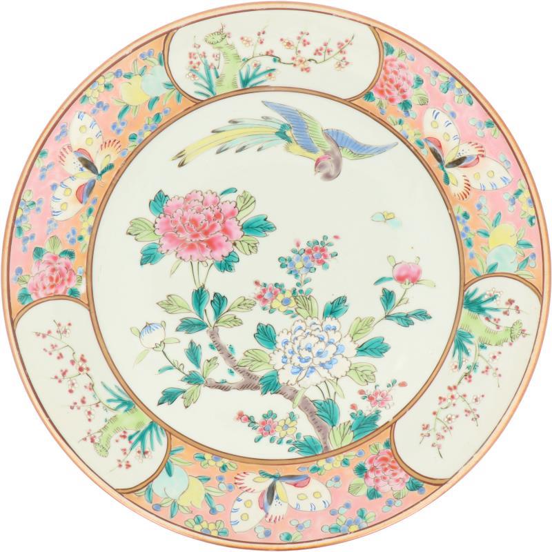 Een floraal gedecoreerde porseleinen schotel met bloemen en vogels. Japan, 1e helft 20e eeuw.