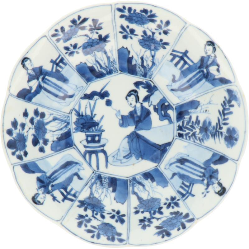 Een porseleinen bordje met decor van Chinese dames. China, Kangxi.