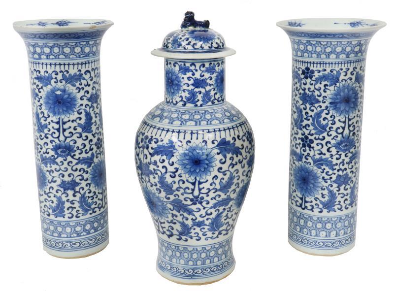 Een porseleinen driedelig kaststel met blauw bloemen decor. China, 19e/20e eeuw.