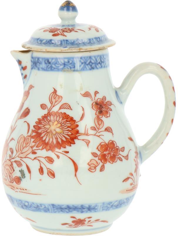 Een porseleinen chocolade kannetje met Imari decor. China 18 eeuw.
