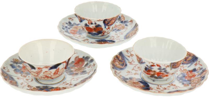 Een lot van 3 porseleinen kop en schotels met Imari decor. China, 18e eeuw.