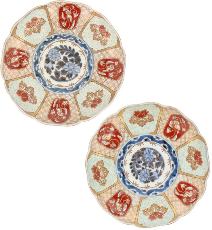 Een set van twee borden met Imari decor. Japan, 19e eeuw.