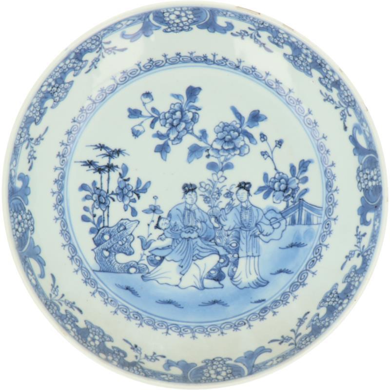 Een porselein bord afgebeeld met Chinese figuren. China, 18e eeuw.