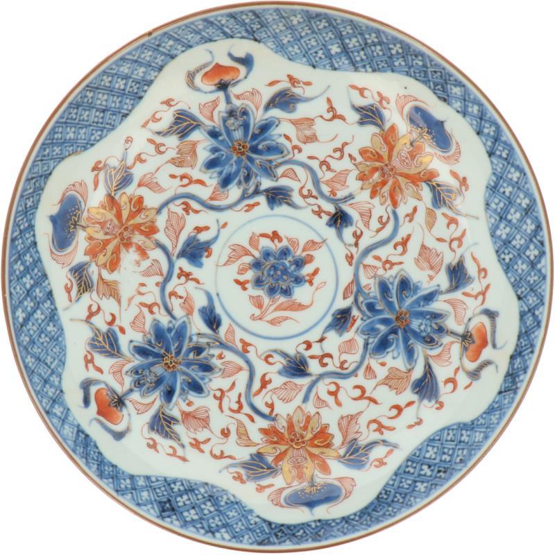 Een porseleinen bord met Imari decor. China, 18e eeuw.