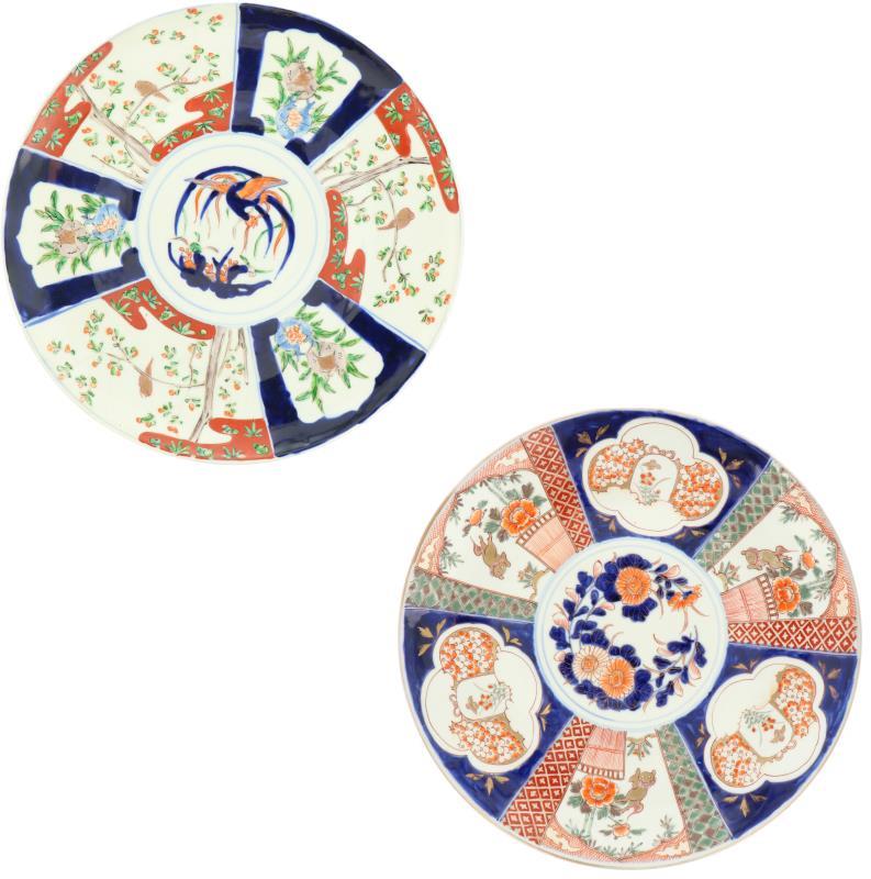 Twee porseleinen schotels met Imari decor. Japan, circa 1900.