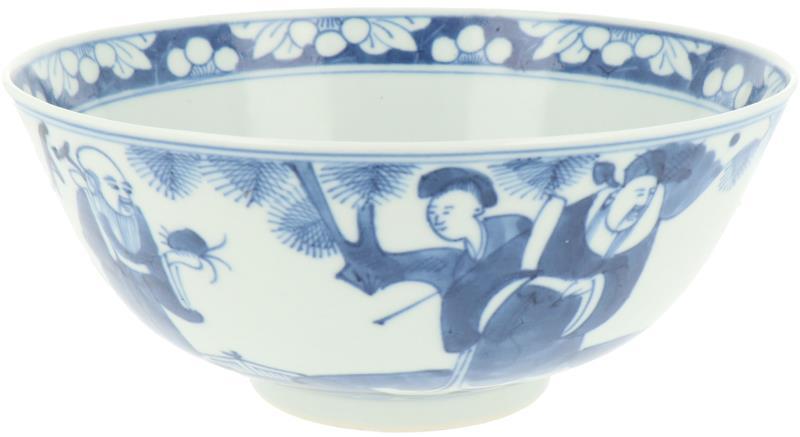 Een porseleinen kom gedecoreerd met Chinese figuren. China, 19e/20e eeuw.