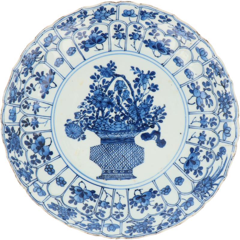 Een porseleinen bord met decor van een vaas met bloemen, gemerkt met bloem op achterzijde. China, Kangxi.