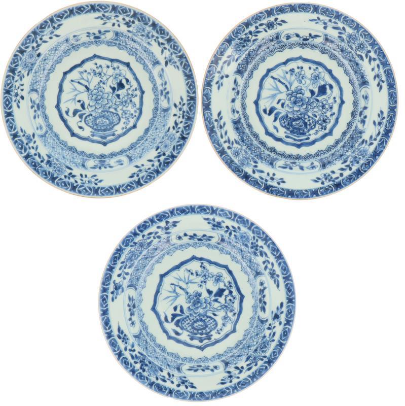 Een set van drie porseleinen borden met blauw floraal decor. China, Qianglong.