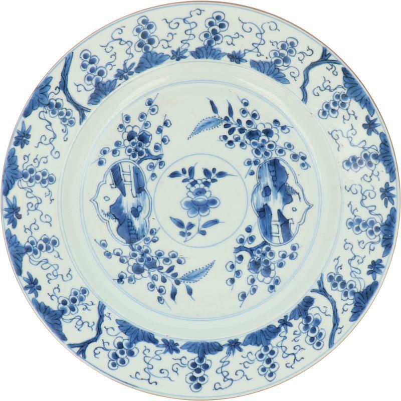 Een porseleinen bord met blauw floraal decor. China, Qianlong.