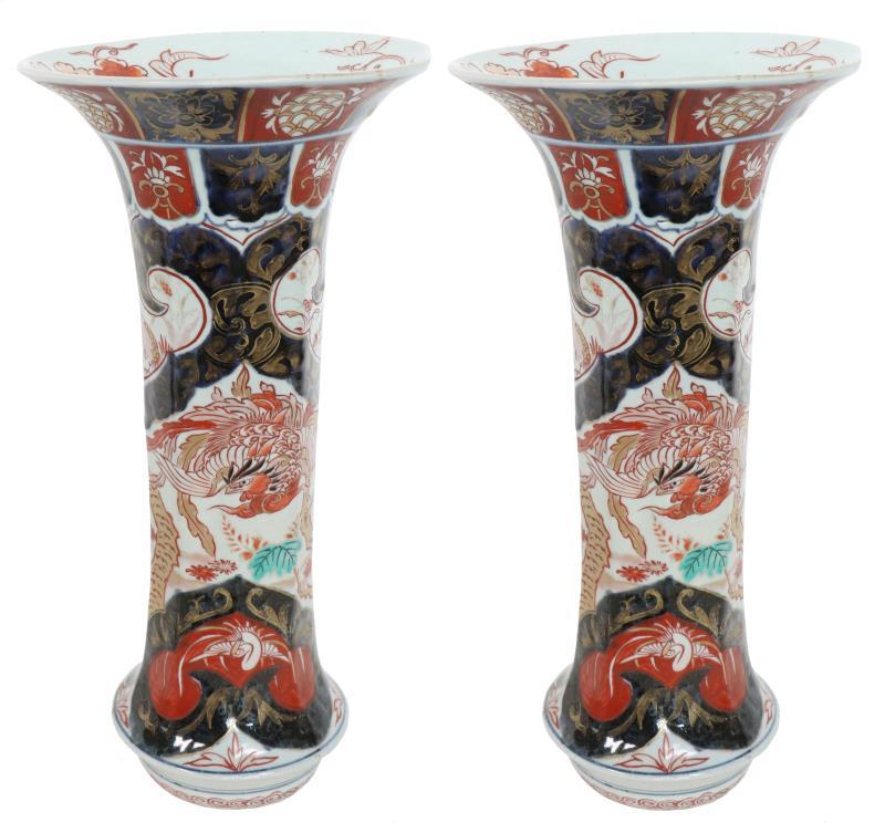Een set van twee porseleinen Gu vazen met Imari decor. Japan, begin 20e eeuw.
