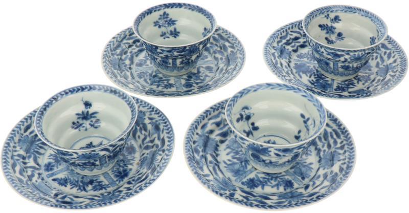 Een lot van vier kop en schotels met blauw floraal decor. China, Kangxi.
