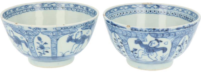 Twee porseleinen kommen met decor van zotjes. China, 18e eeuw.