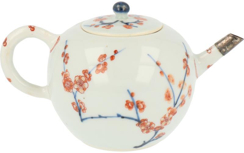 Een porseleinen trekpot met Imari decor. China, 18e eeuw.