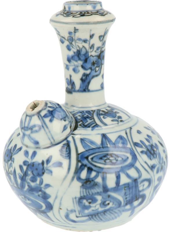 Een kraakporseleinen kendi met blauw decor in vakverdeling. China, Wanli.