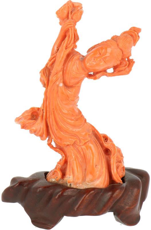 Een bloedkoralen figuur in de vorm van een onsterfelijke dame. China, circa 1900.