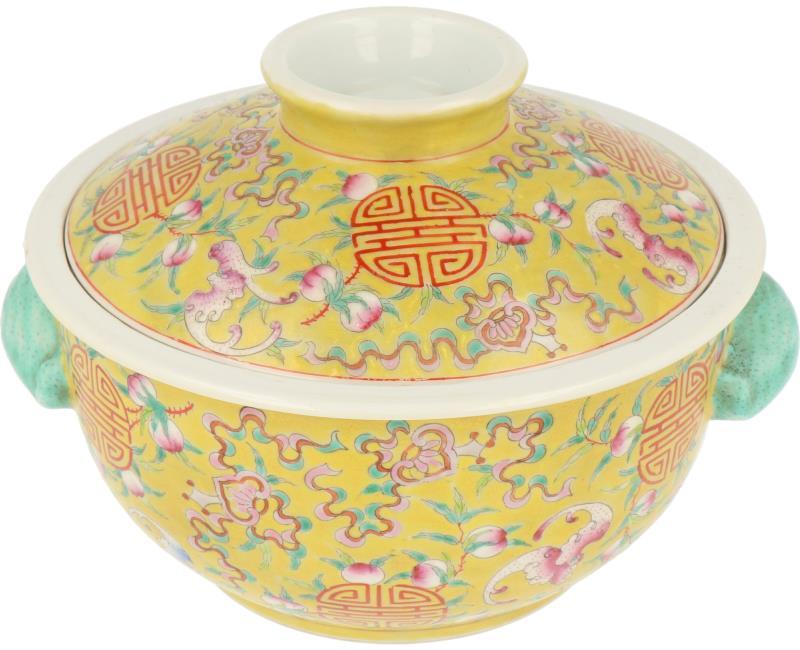 Een porseleinen terrine met Famille Rose decor, gemerkt Jainqing. China, 20e eeuw.