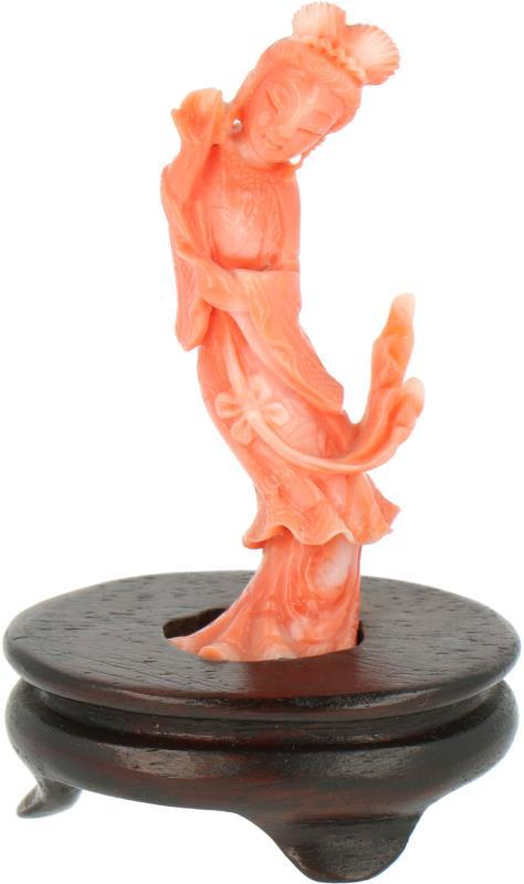Een bloedkoralen figuur in de vorm van een hofdame. China, circa 1900.