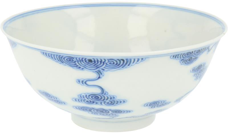 Een porseleinen blauw-witte kom met gestileerde wolken, Guangxu gemerkt. China 19/20e eeuw.