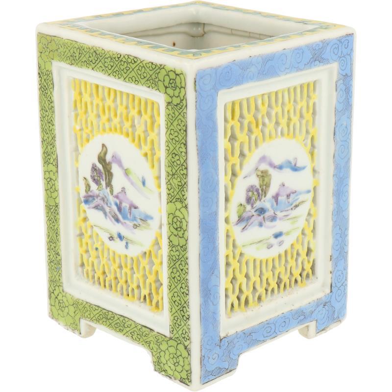 Een porseleinen azuur bewerkte brushpot. China, 18e eeuw.