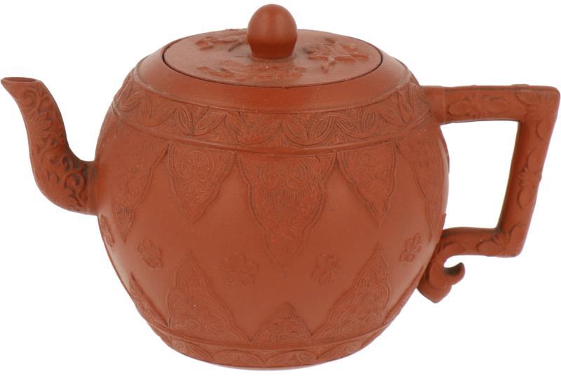 Een Yixing trekpot gedecoreerd met onder anderen een Artemisia blad. China, 18e eeuw.