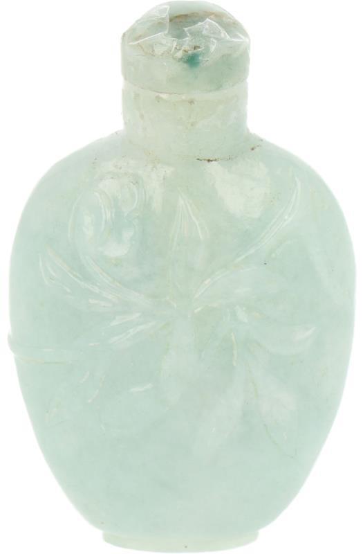 Een jadeite snuff bottle gedecoreerd met bloemen. China, begin 20e eeuw.