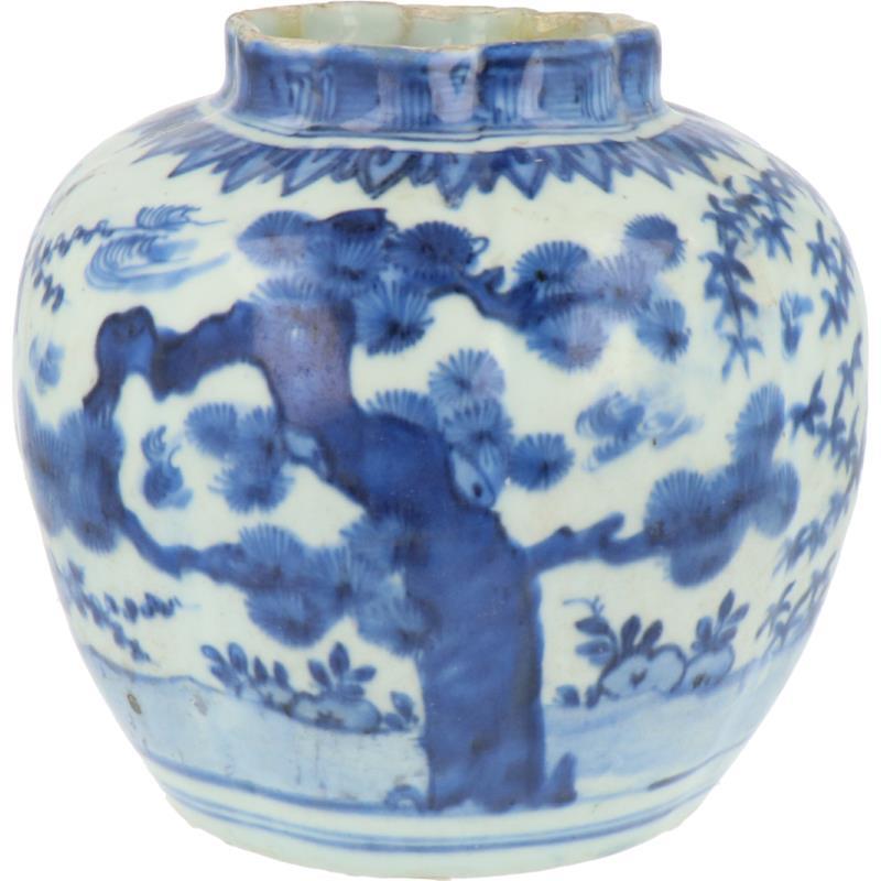 Een porseleinen vaas met blauw floraal decor. China, Wanli.