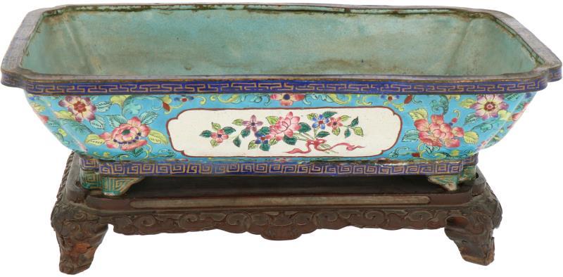 Een emaille Famille rose jardiniere met bloemen decor. China, 18e eeuw.