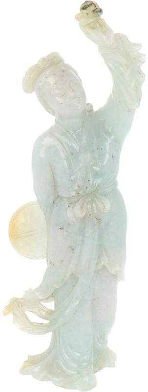 Een Hofdame gesneden uit jadeite met drie kleuren. China, 20e eeuw.