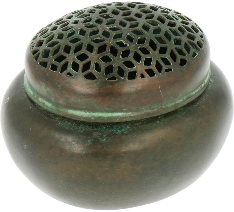 Een bronzen handwarmer, gemerkt. China, 19e eeuw.