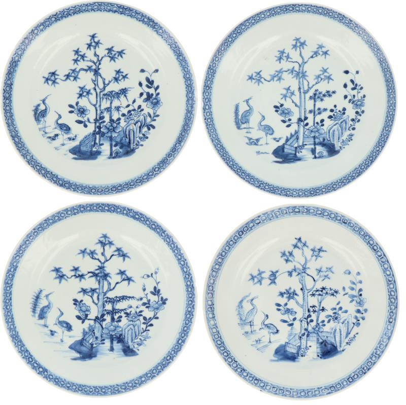 Een set van 4 porseleinen borden met blauw landschapsdecor. China, 18e eeuw.