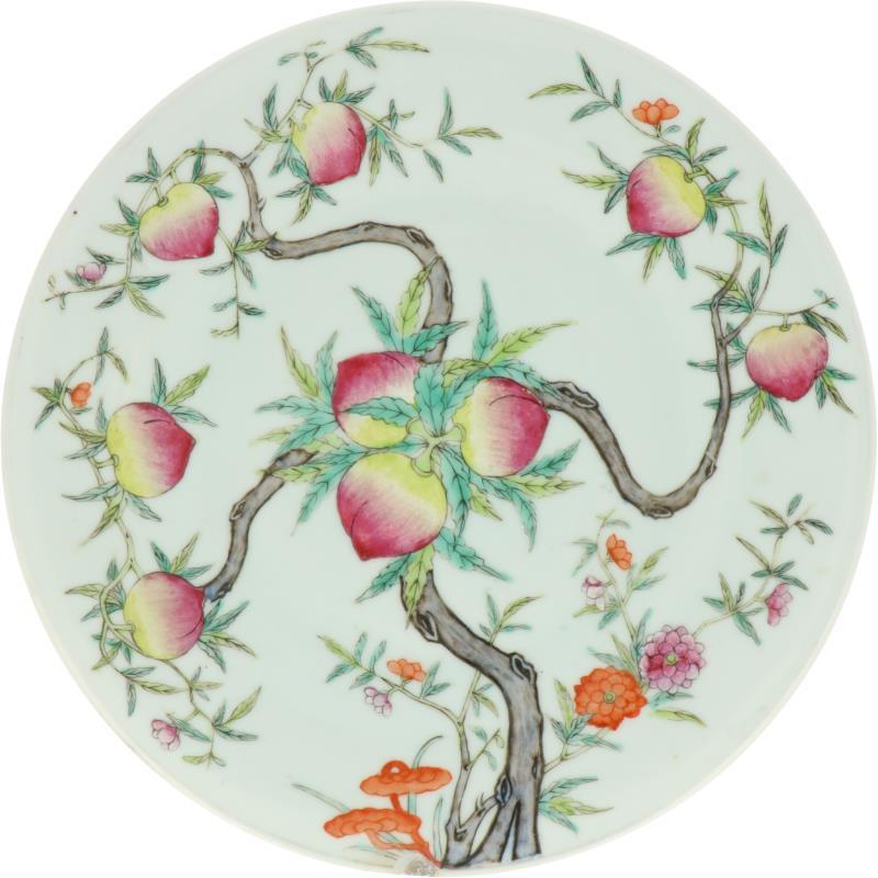 Een porseleinen bord met Famille Rose decor van perzikken. China, 1e helft 20e eeuw.