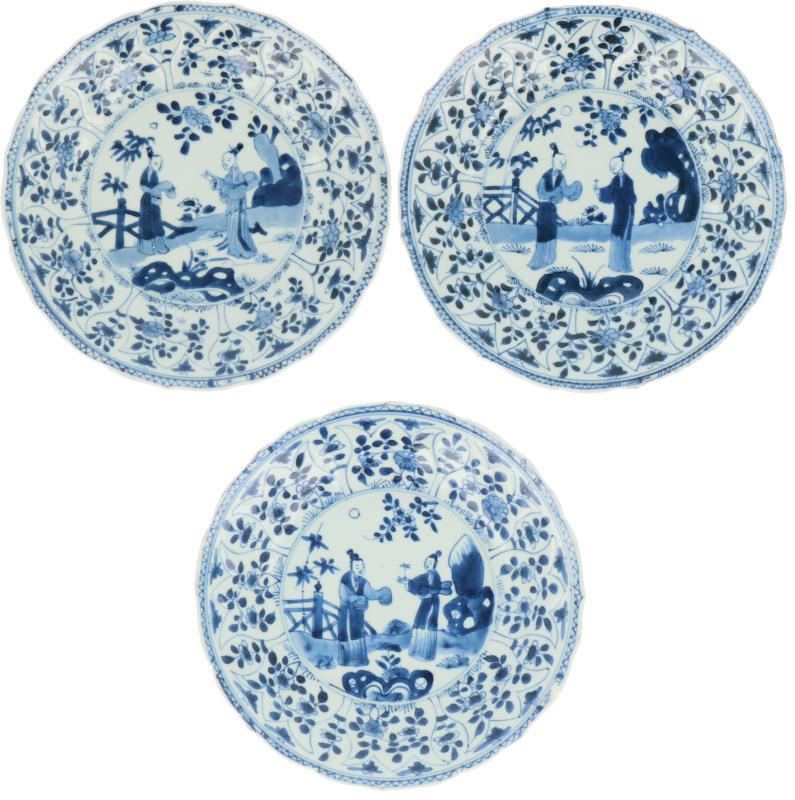 Een drietal Chinese diepe borden Kangxi.